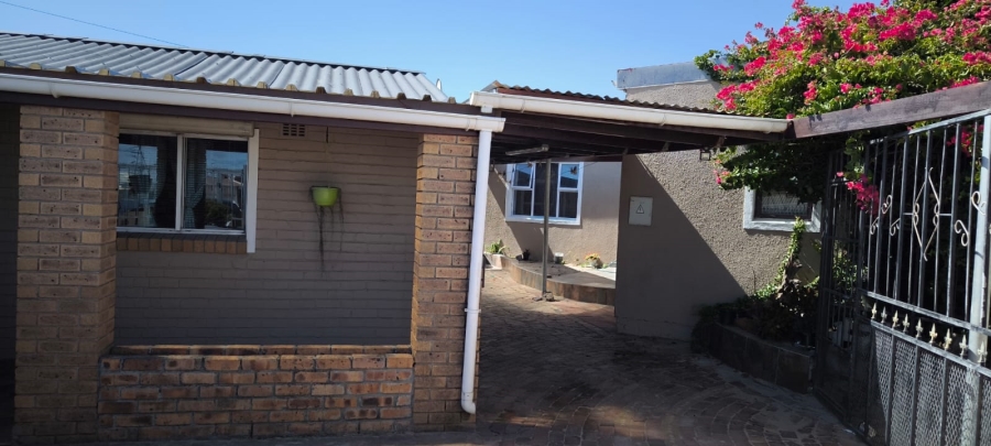 5 Bedroom Property for Sale in Bridgetown Western Cape